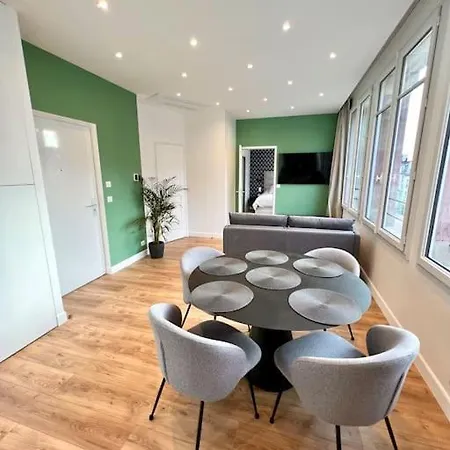 Very Bright Newly Renovated With Ac Apartment *