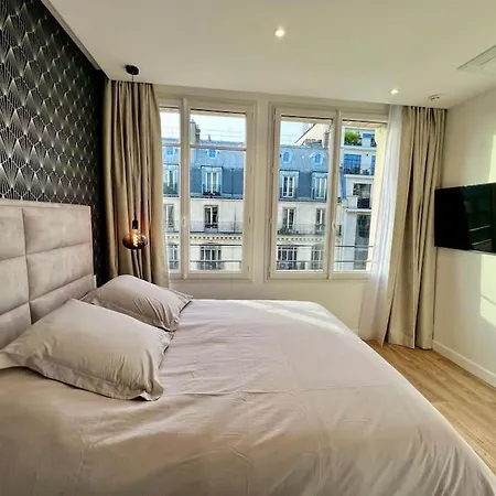 Very Bright Newly Renovated With Ac Apartment *
