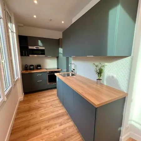 Very Bright Newly Renovated With Ac Apartment